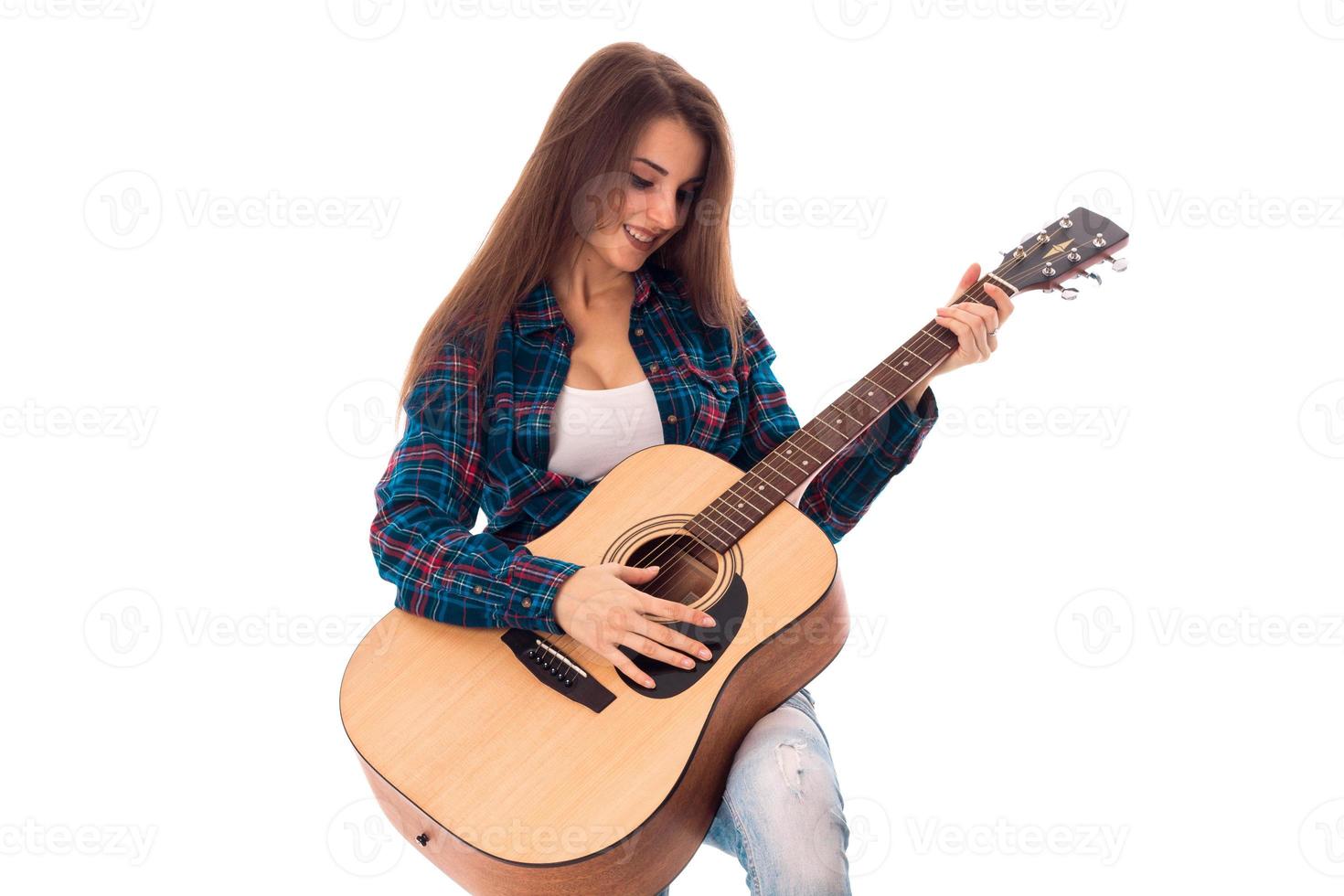 fröhliches Mädchen mit Gitarre in den Händen foto