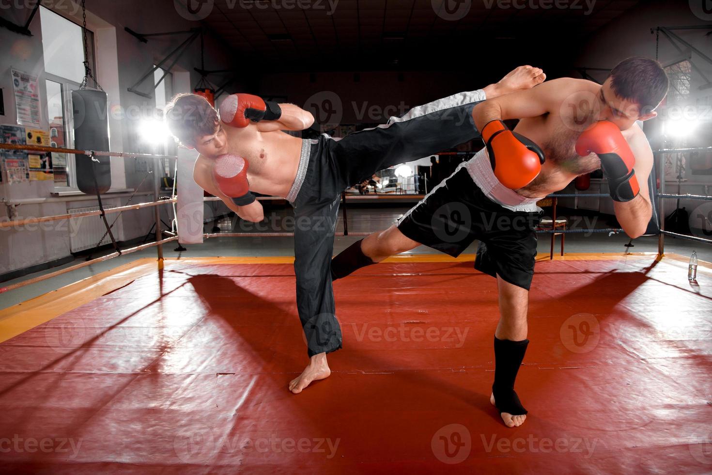 Zwei Männer boxen auf dem Ring foto
