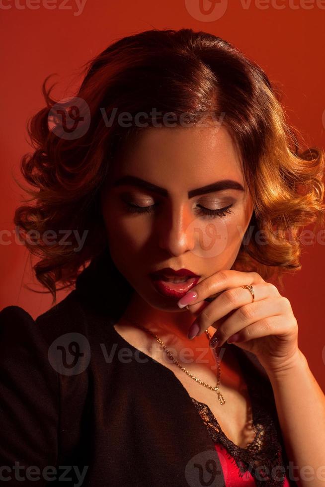 Wunderschöne junge Dame mit roten Lippen und schöner Frisur foto