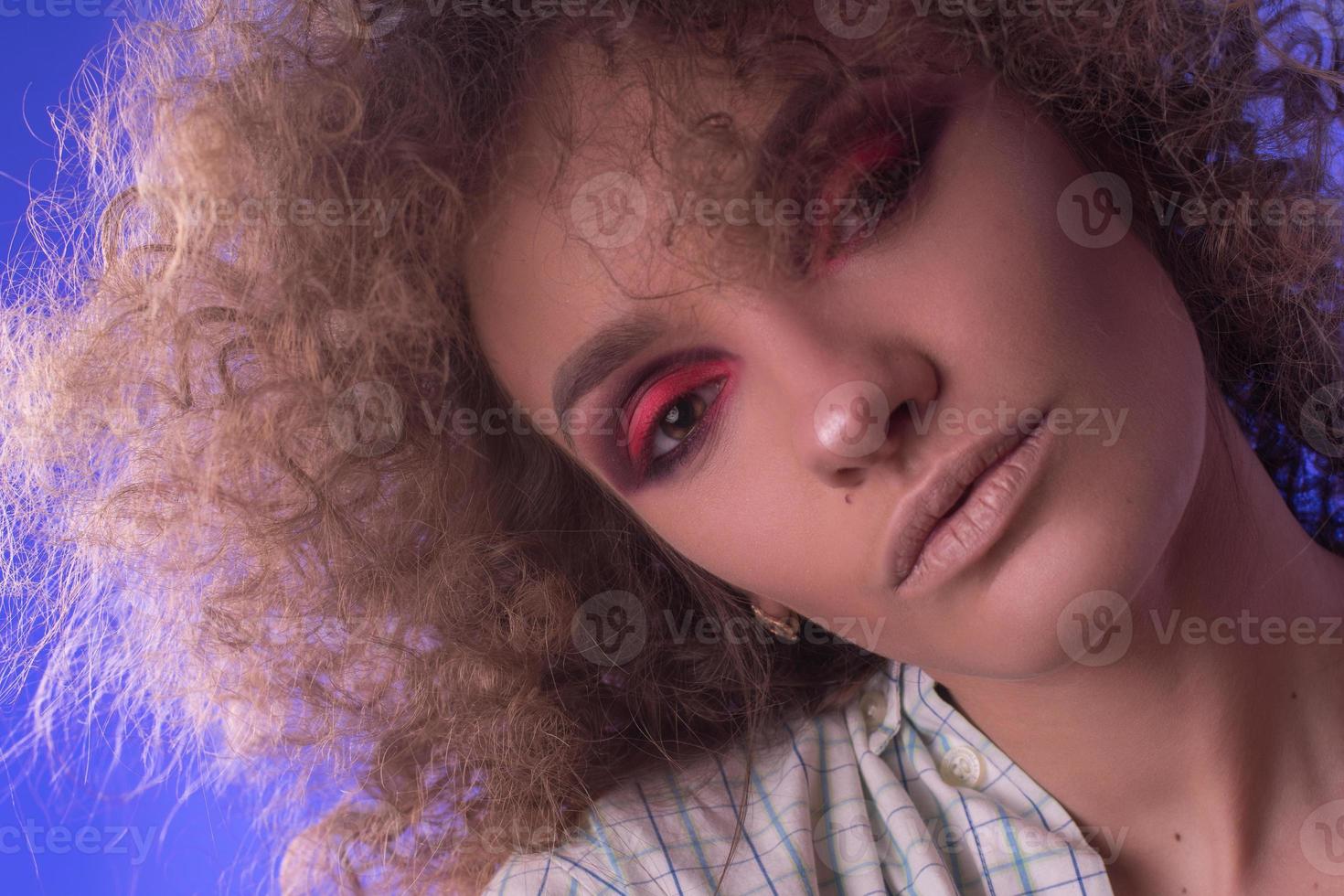 schönes junges Mädchen mit Afro-Frisur und buntem Make-up foto