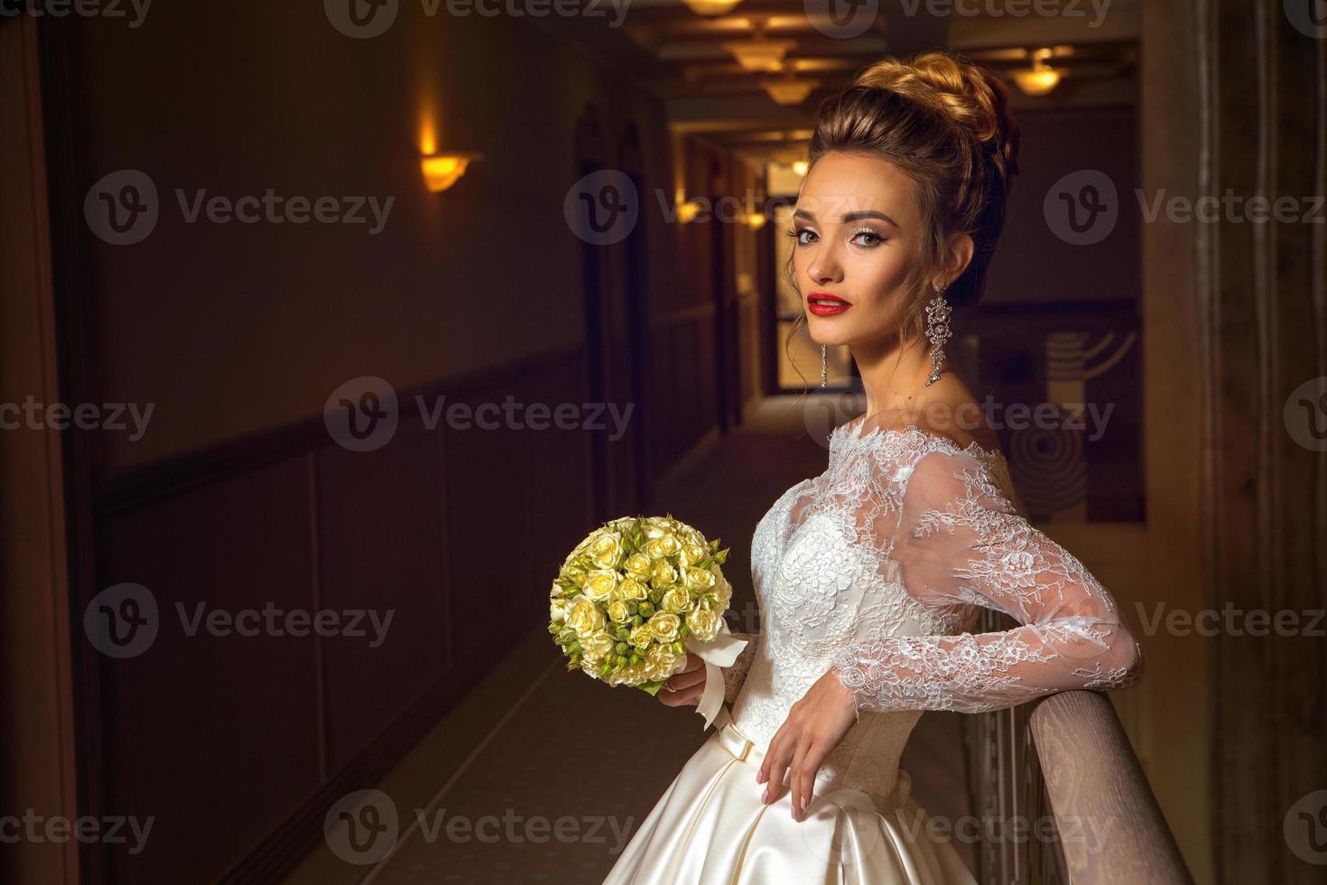 junge wunderschöne Braut im Hochzeitskleid foto