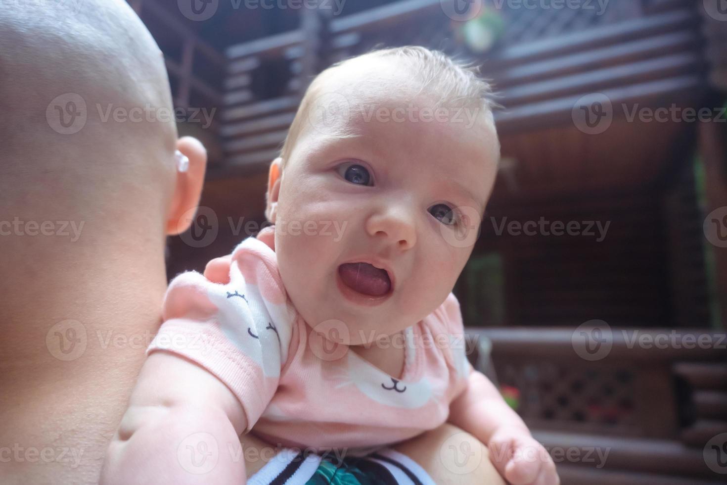 süßes kleines Baby in Papas Armen foto