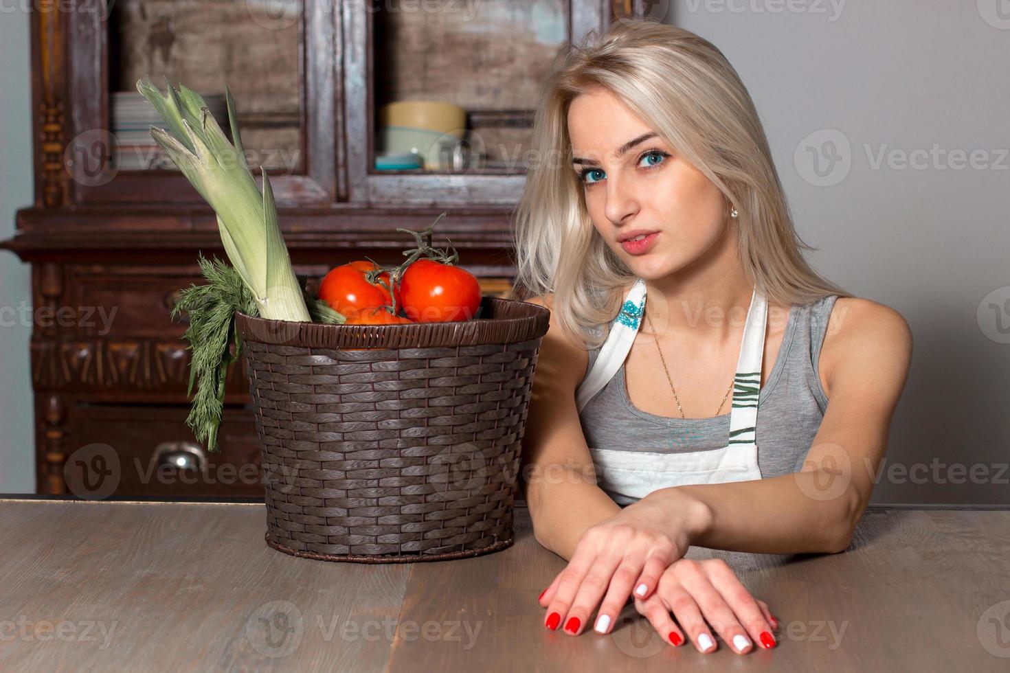 Mädchen mit Gemüse foto