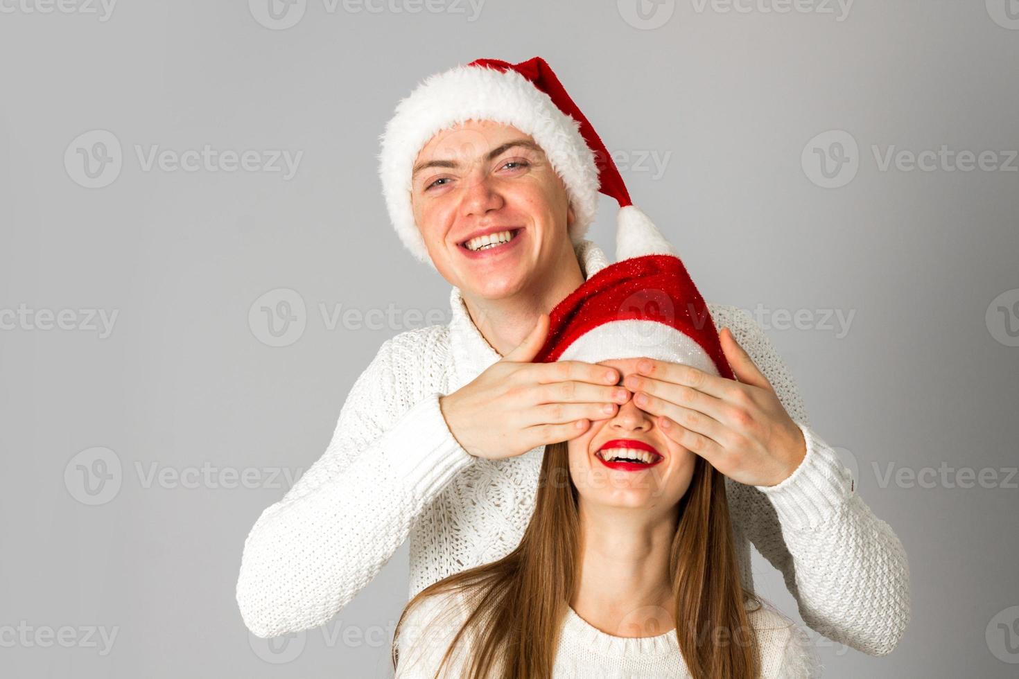 verliebtes paar feiert weihnachten in weihnachtsmütze foto