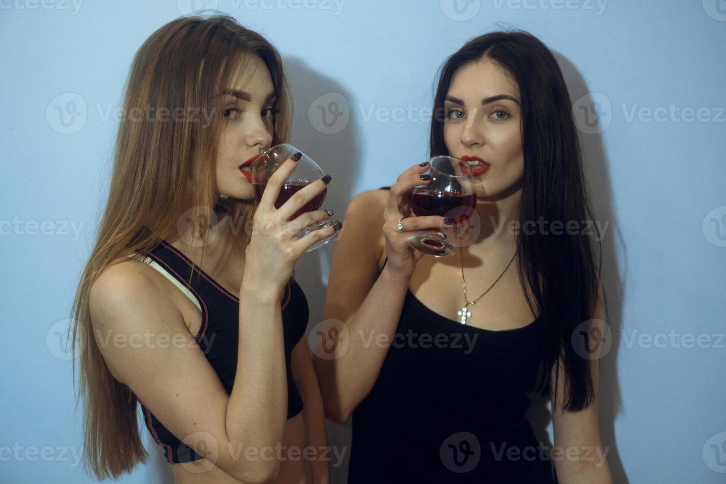 Zwei schöne Frauen im Studio foto