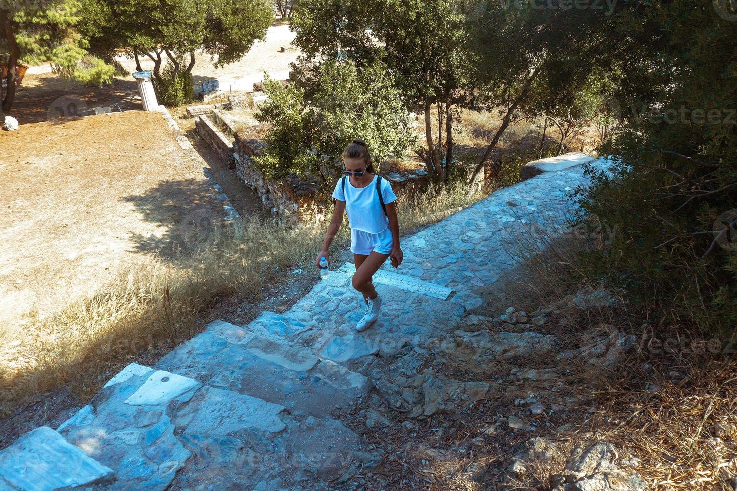 Mädchen in den antiken griechischen Ruinen foto