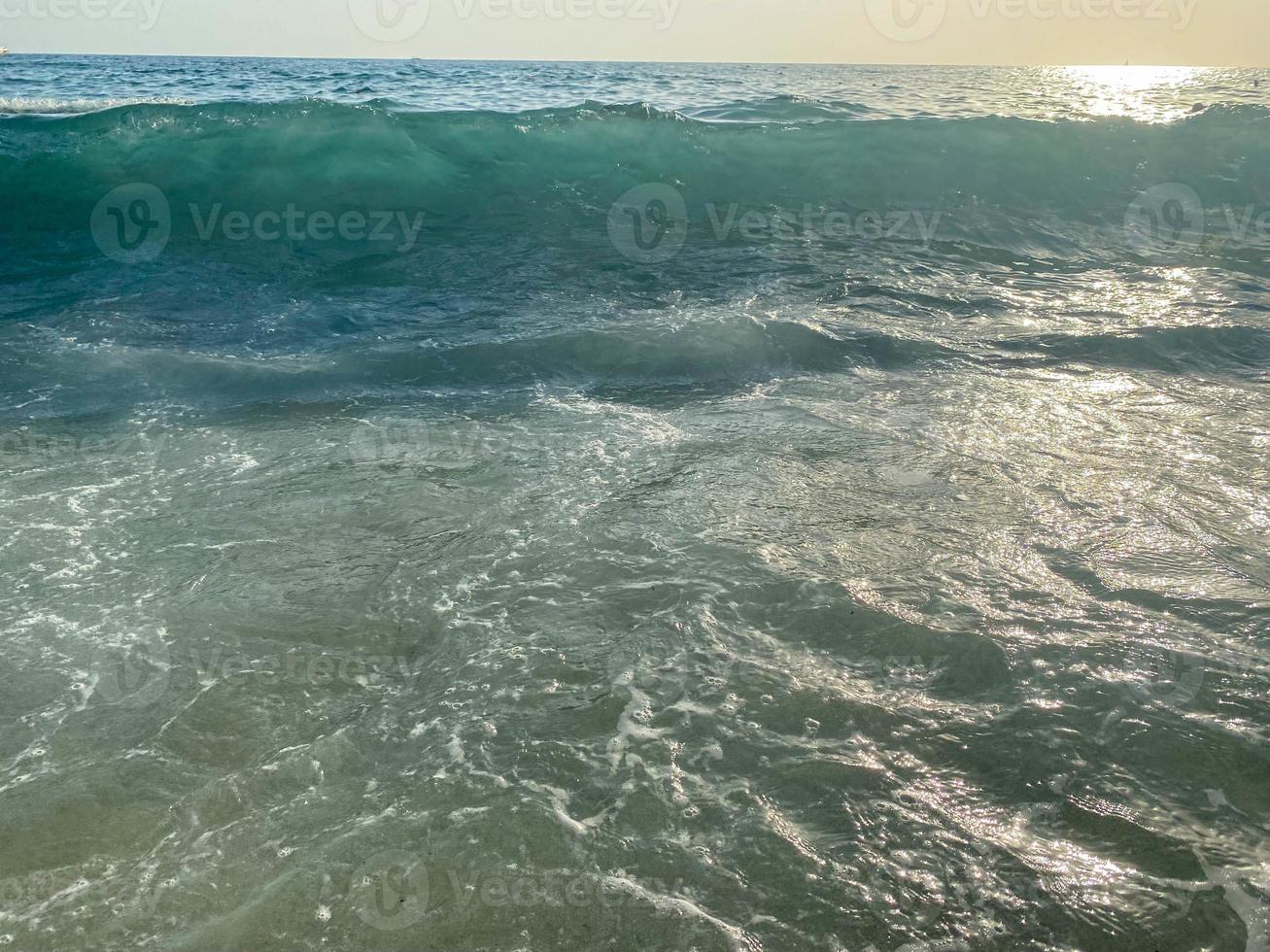 wellen, wasserspritzer am strand am meer im urlaub in einem touristischen warmen östlichen tropischen land südliches paradies erholungsort im urlaub. der Hintergrund foto