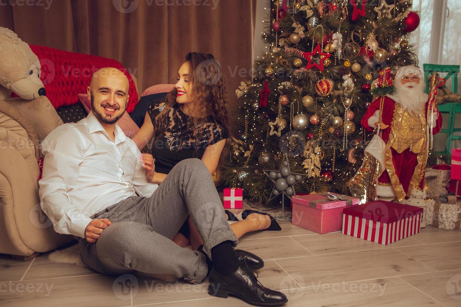 fröhliches verliebtes paar feiert neujahr und weihnachten zusammen foto