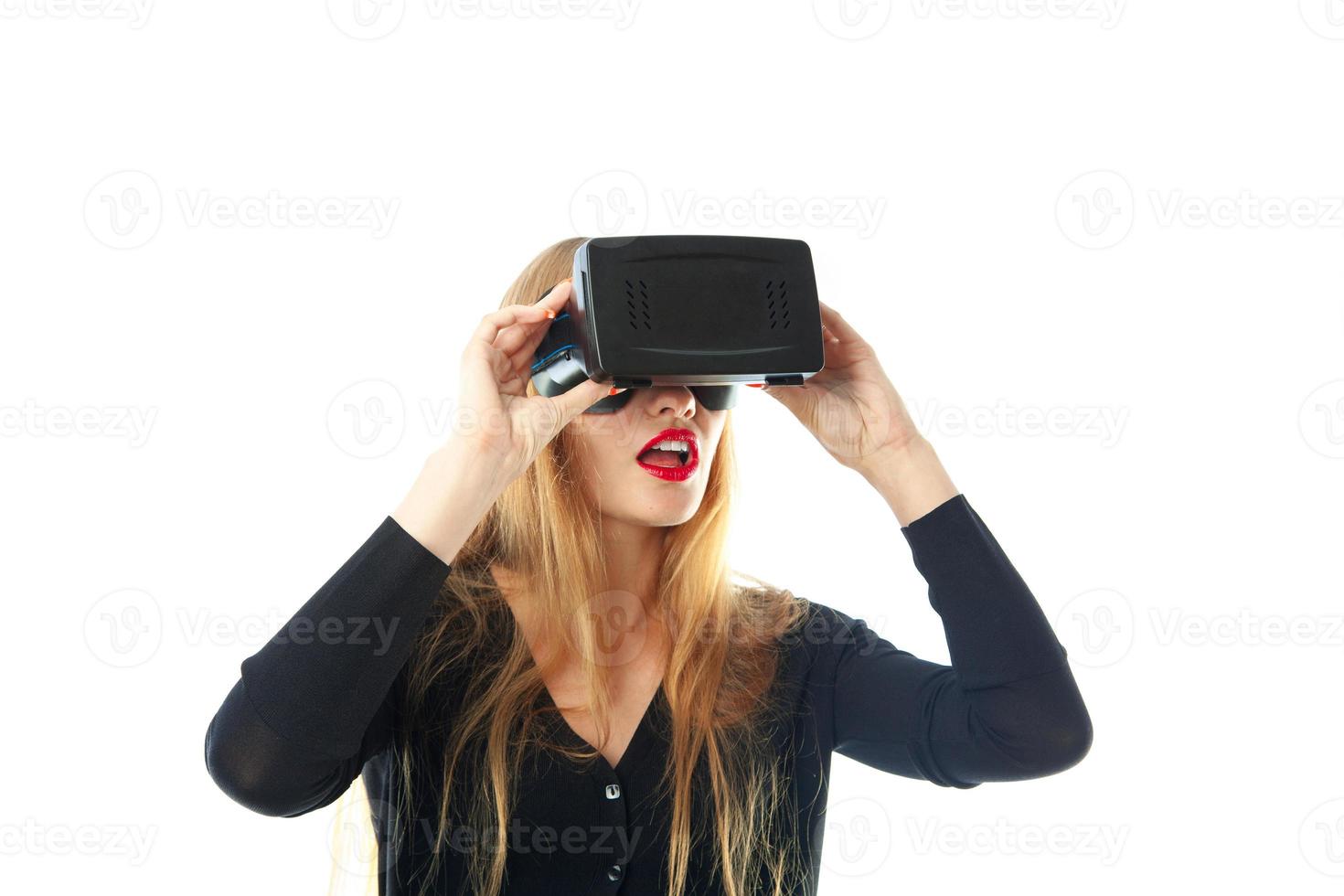 Frau im Virtual-Reality-Helm foto