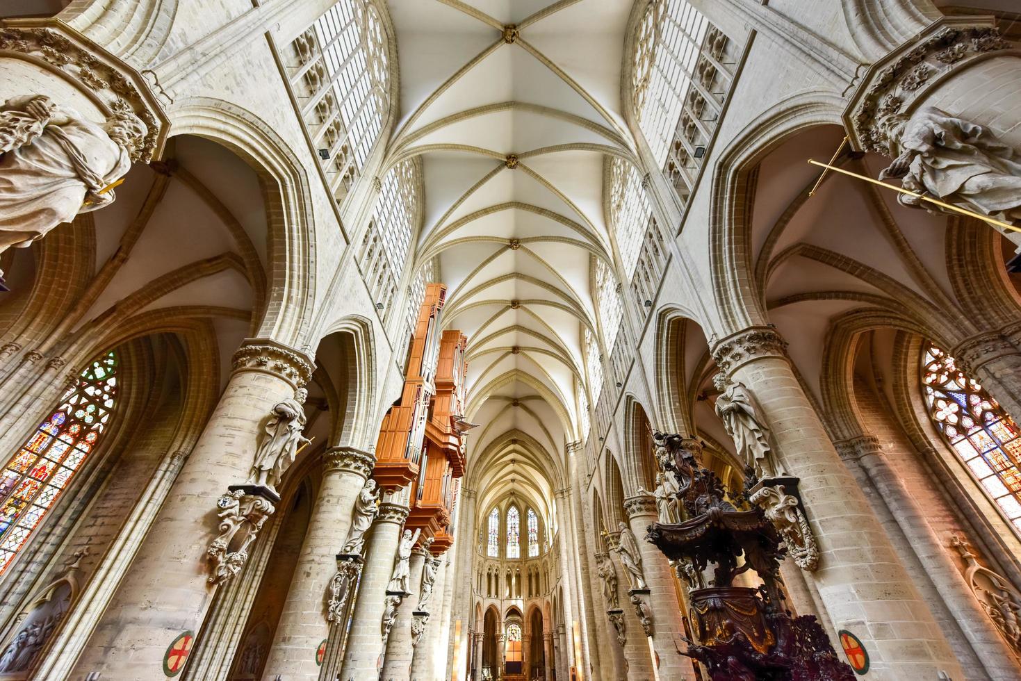 innenraum von st. Michael und St. gudula-kathedrale in brüssel, belgien, 2022 foto