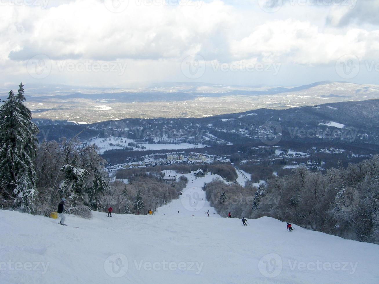 schneebedeckte Wanderwege in einem Winterskigebiet in Vermont foto