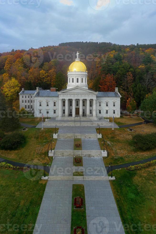 das state capitol building in montpelier vermont, usa. das aktuelle greek revival gebäude ist das dritte gebäude am selben standort, das als staatshaus genutzt wird. es wurde 1859 besetzt. foto