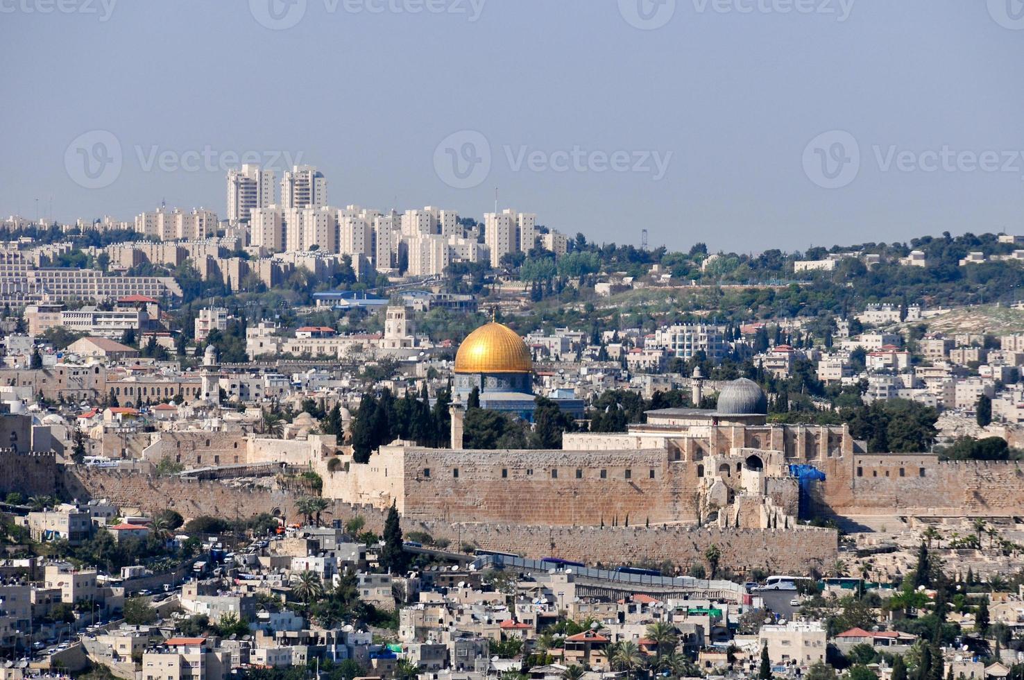 Panoramablick auf das weiße alte Jerusalem. die armon hanatziv promenade überblickt den größten teil von jerusalem und bietet einen wunderschönen ausblick auf die stadt. foto