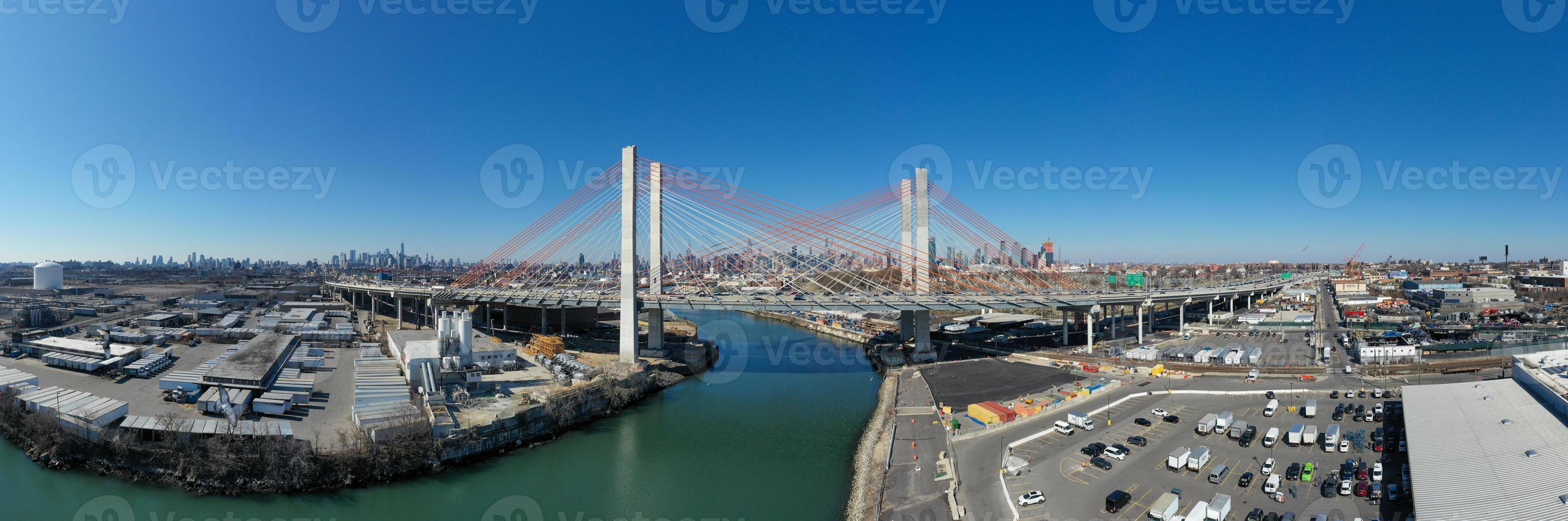 Kosciuszko-Brücke, die Brooklyn und Queens in New York City über den Newtown Creek verbindet. Die neue Brücke ist eine Schrägseilbrücke. foto