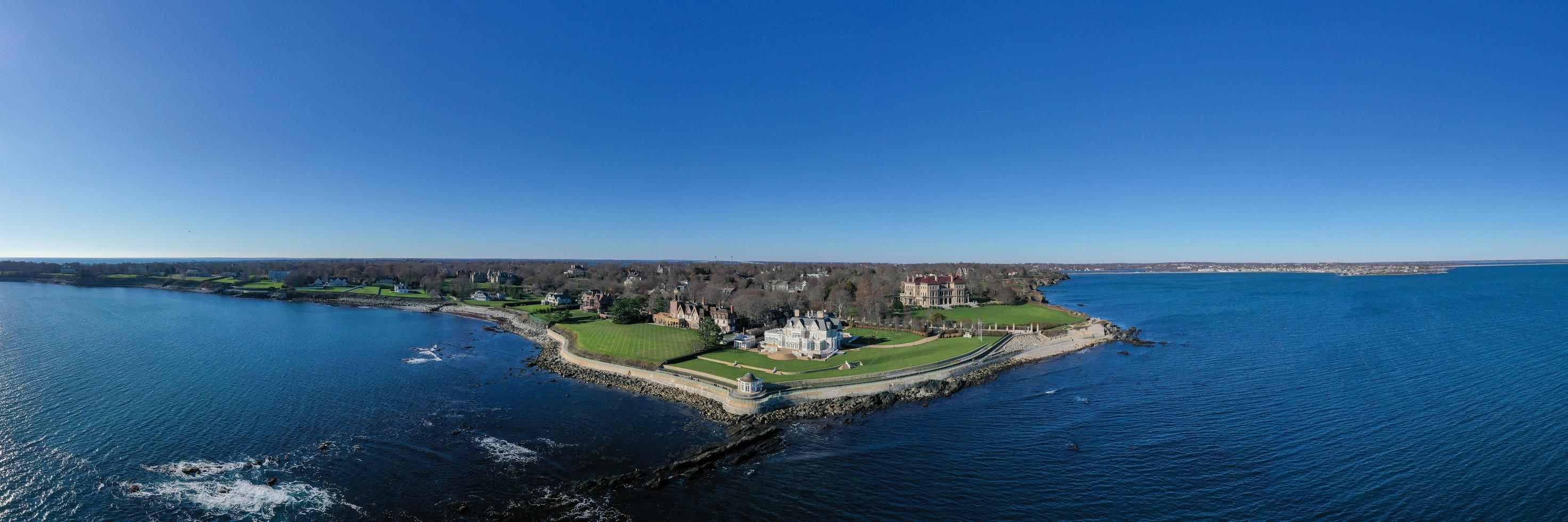 newport, ri - 29. nov 2020 - die unterbrecher und klippenweg luftaufnahme. The Breakers ist ein Vanderbilt-Herrenhaus im italienischen Renaissancestil, das 1895 im historischen Viertel Bellevue Avenue in Newport, RI, erbaut wurde. foto