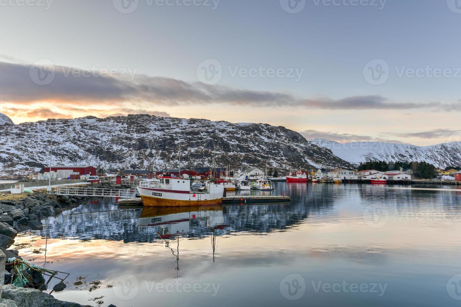 Winterlandschaft entlang des Dorfes Fredvang auf den Lofoten, Norwegen. foto