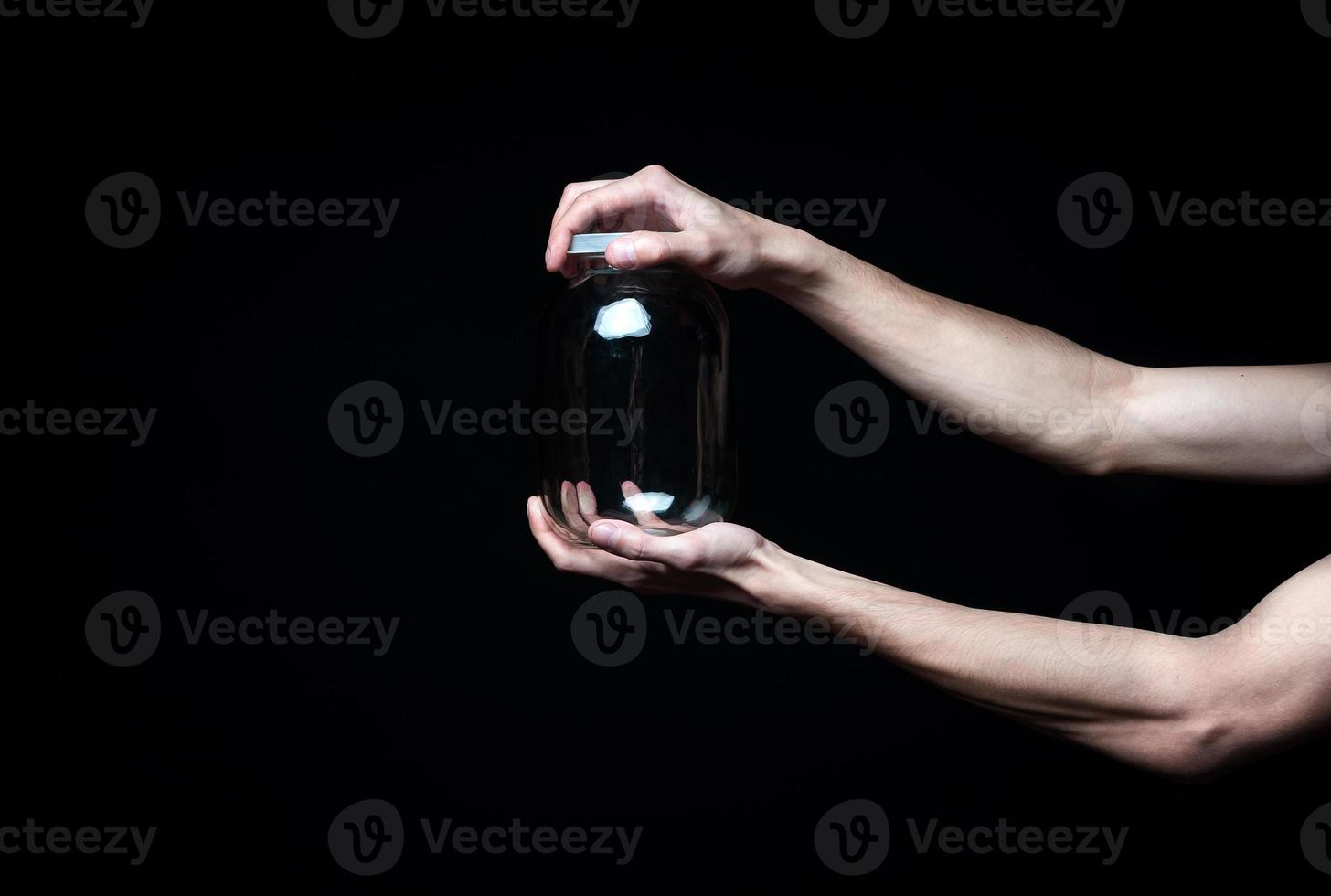 Männerhände mit leerem Glas auf schwarzem Hintergrund foto