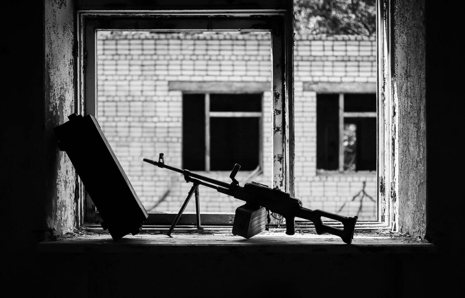 Maschinengewehr in der militärischen Ausbildung vor dem Hintergrund einer kaputten Militärbasis foto