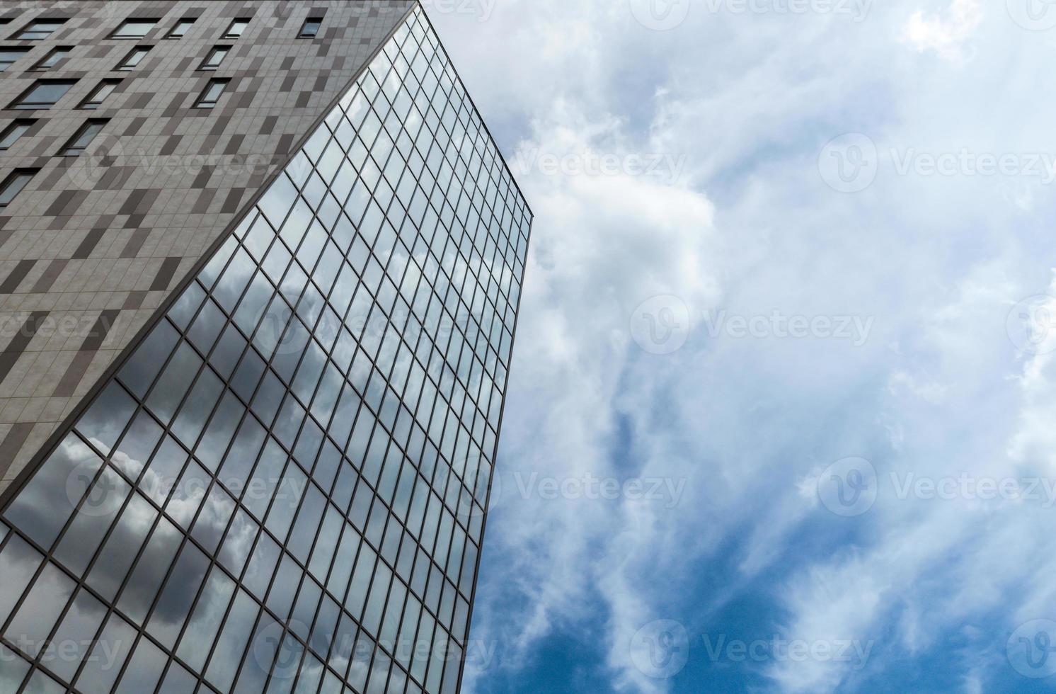 Bürogebäude auf dem Hintergrund des blauen Himmels foto