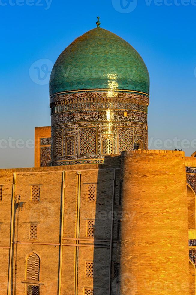 alte mir-i-arab madrasa im po-i-kalyan-komplex in buchara, usbekistan. foto