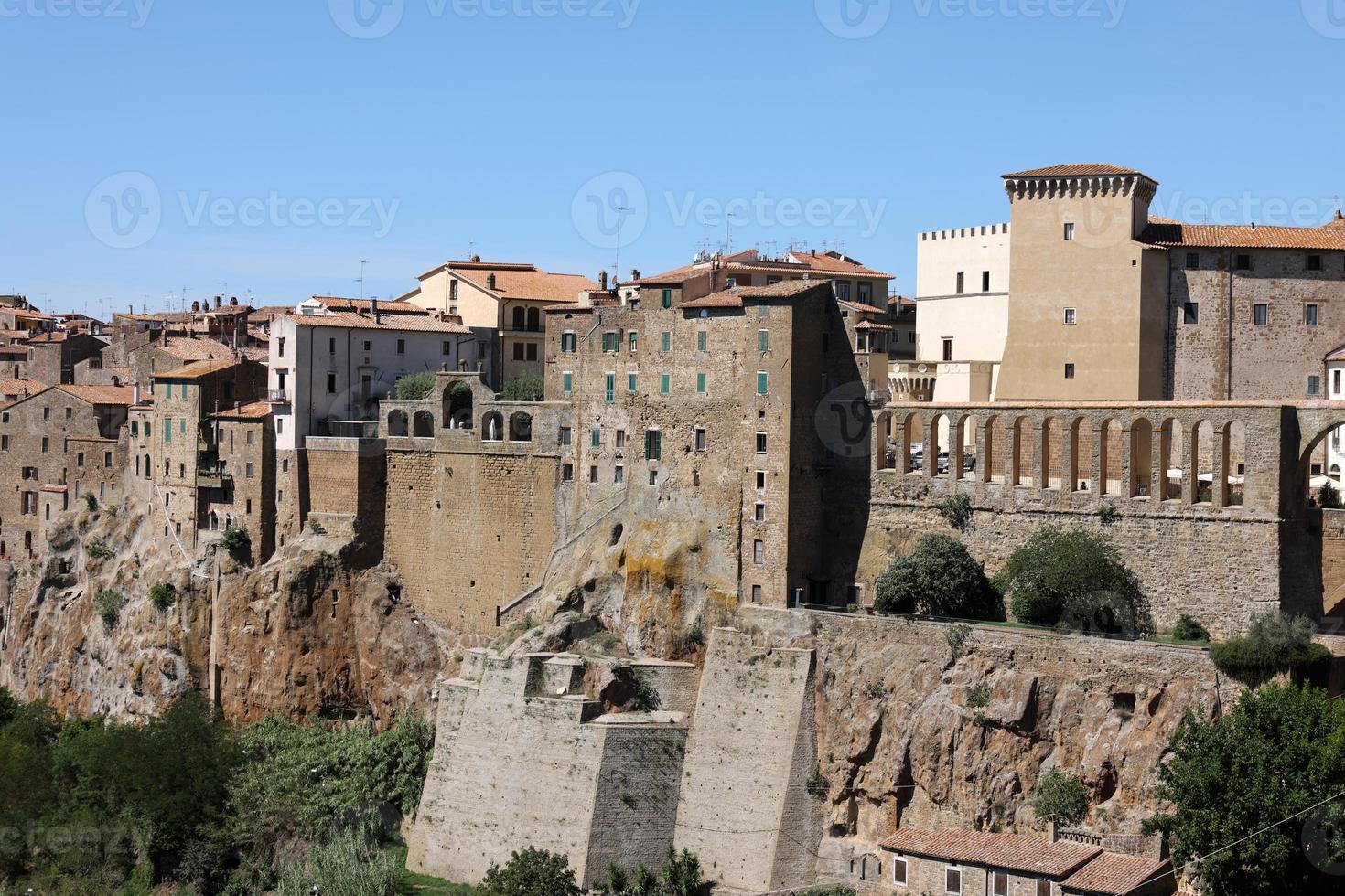 pitigliano - die malerische mittelalterliche stadt, die in etruskischer zeit auf dem tuffhügel in der toskana, italien, gegründet wurde. foto
