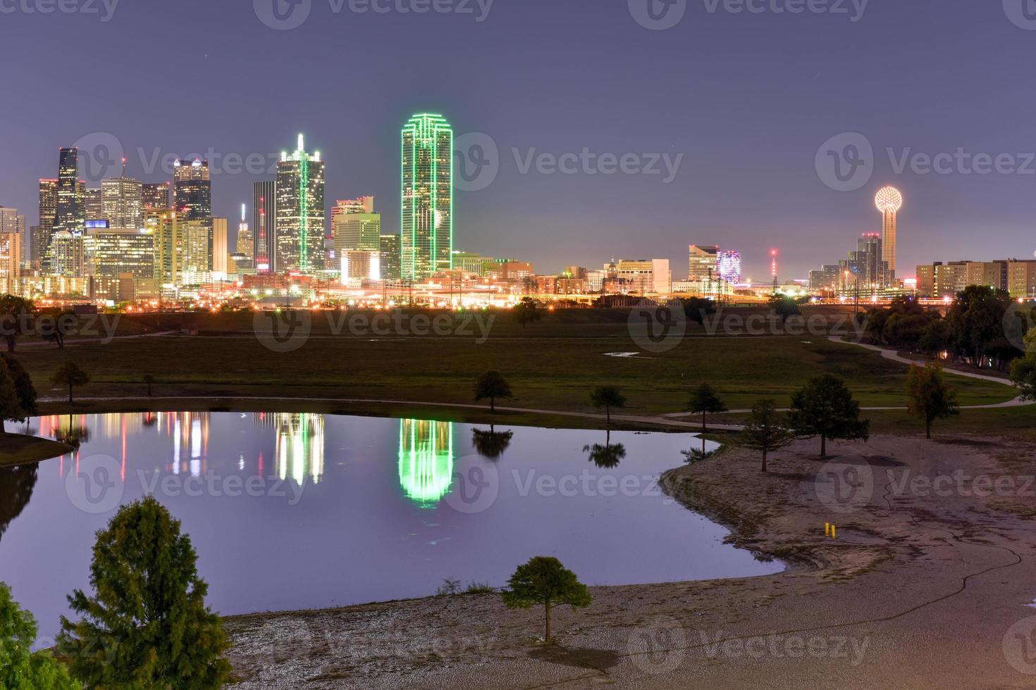 Dallas Skyline in der Nacht foto