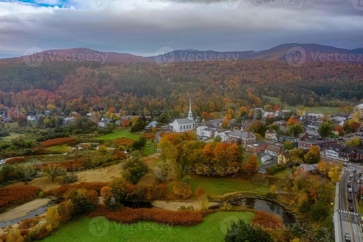 stowe panorama im herbst mit buntem laub und gemeindekirche in vermont. foto