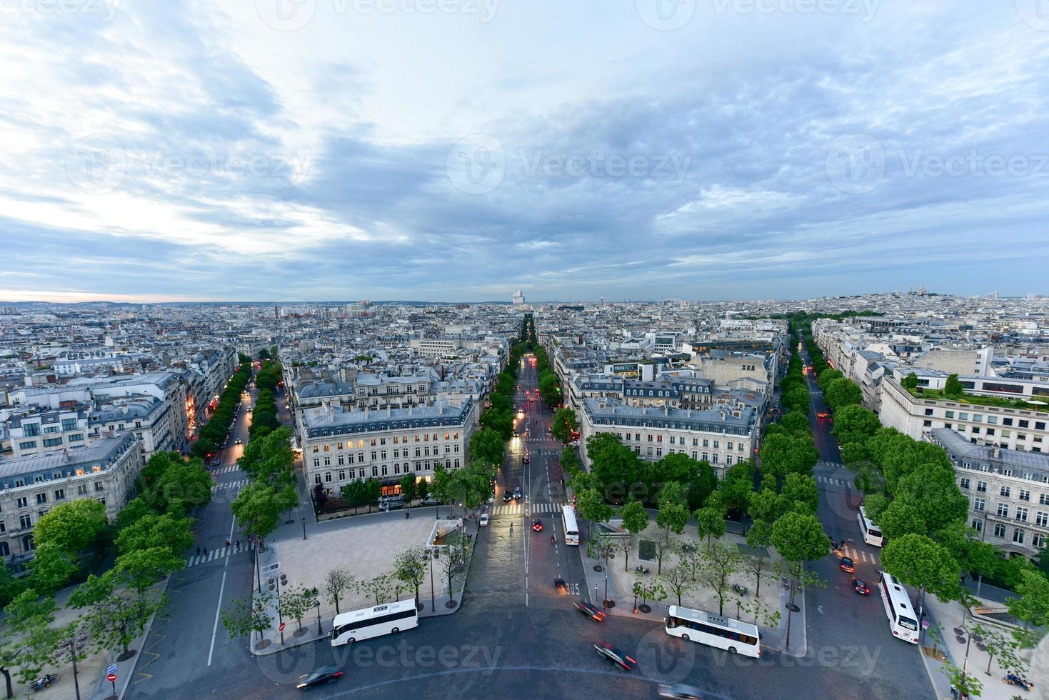 blick auf die skyline von paris in der ferne in der abenddämmerung. foto