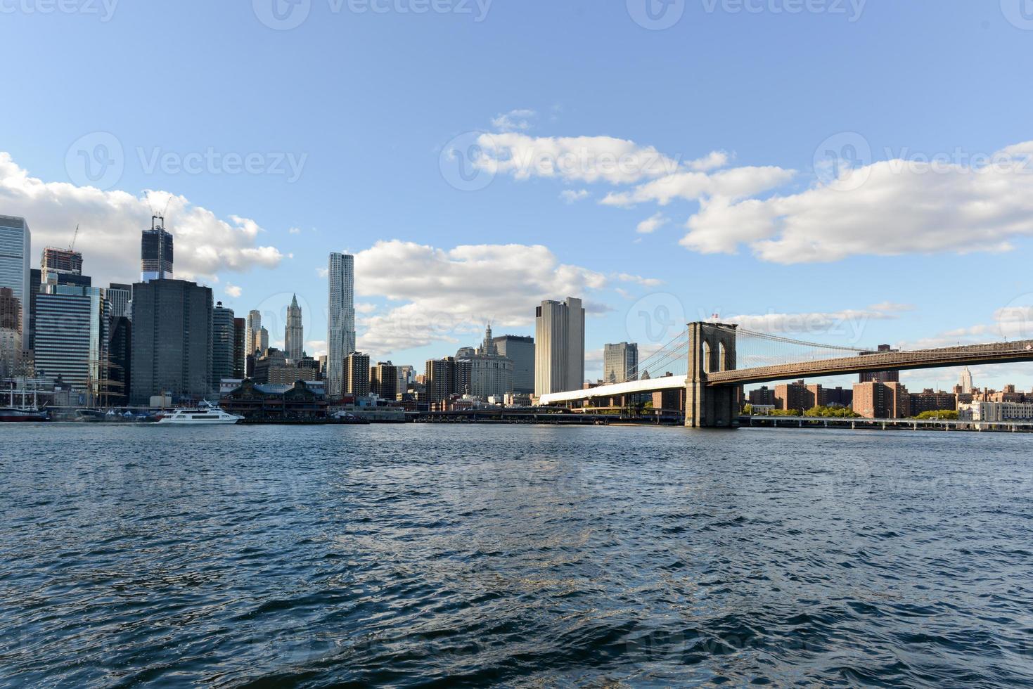 blick auf die skyline von manhattan von brooklyn, new york. foto