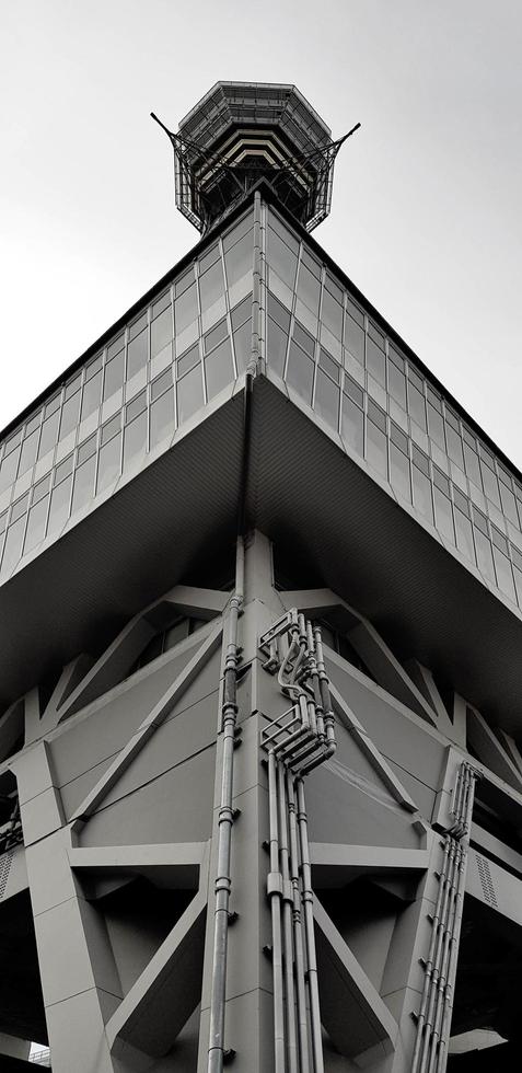 osaka, 8. april 2019. ein blick von einer kleinen straße in osaka, wo man tsutenkaku sehen kann foto