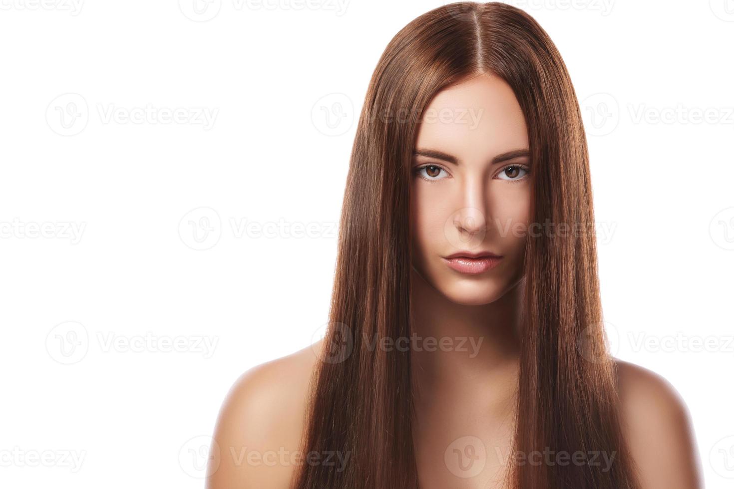 Brünette mit glattem Haar auf weißem Hintergrund foto