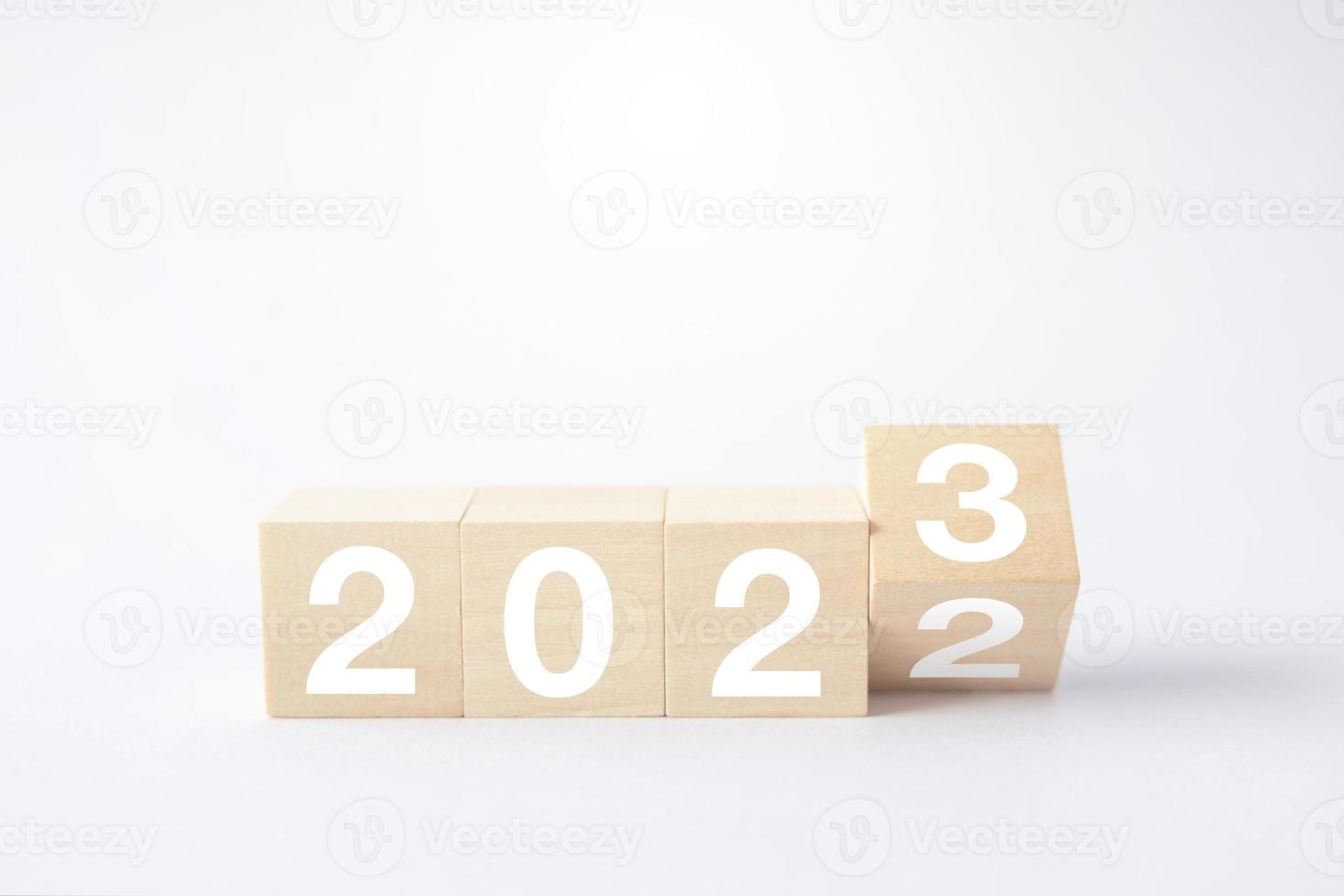 2023 Geschäftswachstumskonzept zum Erfolg. Waldblockschritt mit Symbolkonzept über Geschäftsstrategie, Aktionsplan, Ziel und Ziel, Handstapel, Projekt, Vision. foto