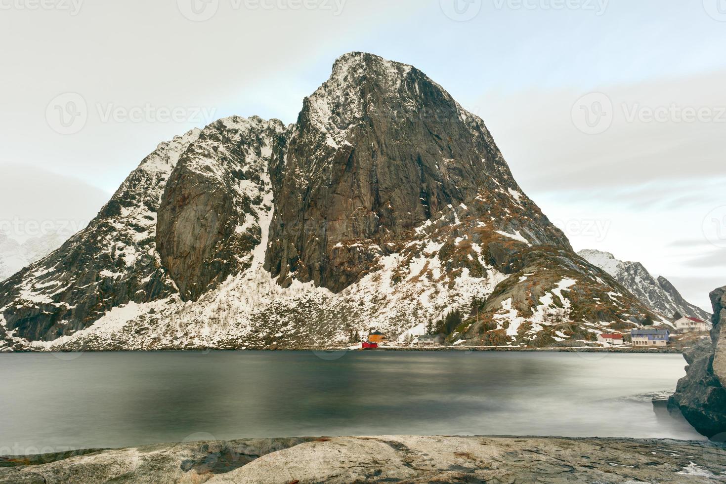 Fischerhütte in den Berggipfeln Hamnoy und Lilandstinden im Winter in Reine, Lofoten-Inseln, Norwegen. foto