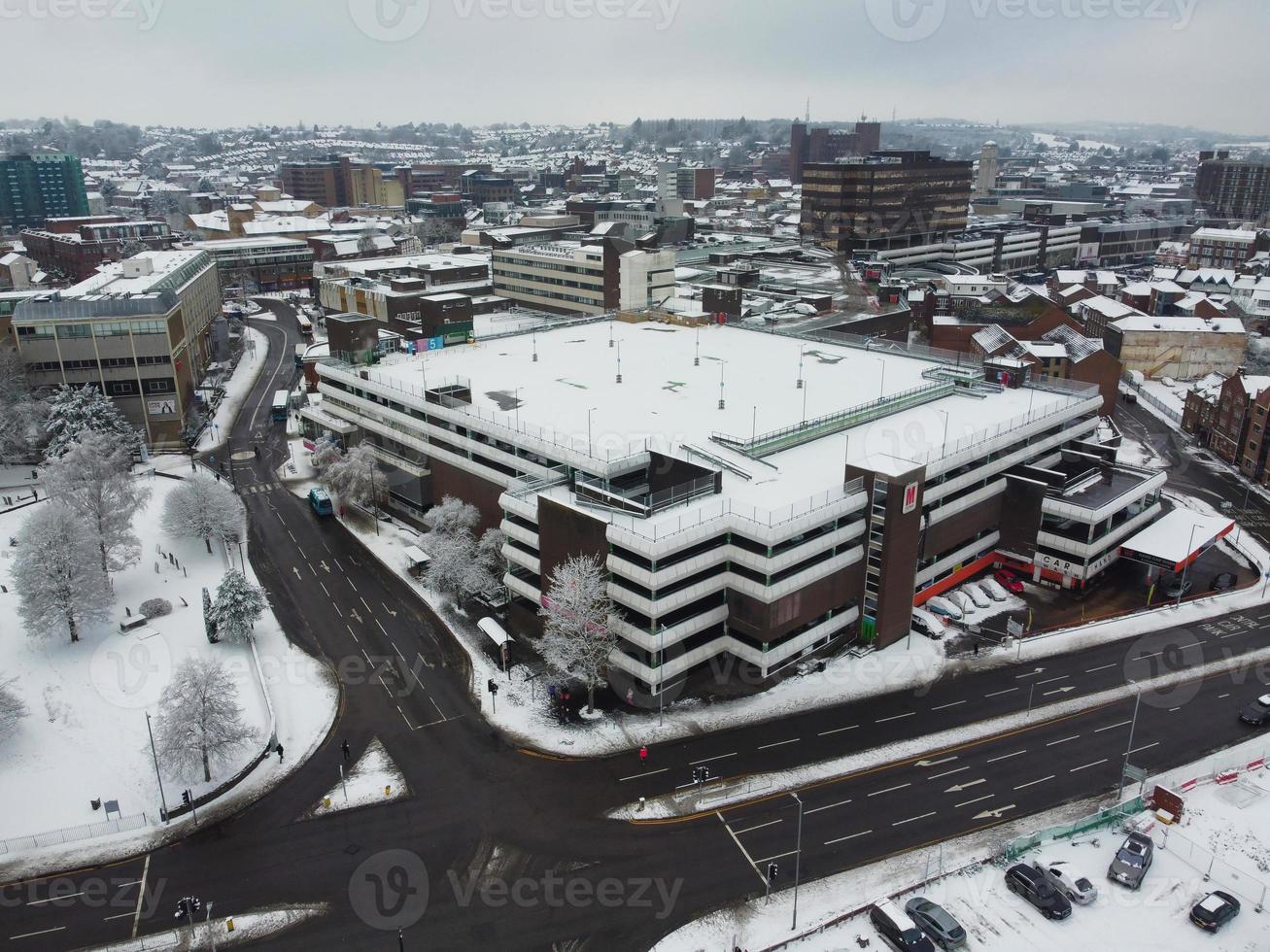 Blick aus der Vogelperspektive auf die schneebedeckte Landschaft und das Stadtbild von North Luton, Luftaufnahmen der Stadt North Luton in England, Großbritannien, nach Schneefall. der 1. Schneefall in diesem Winter 2022 foto