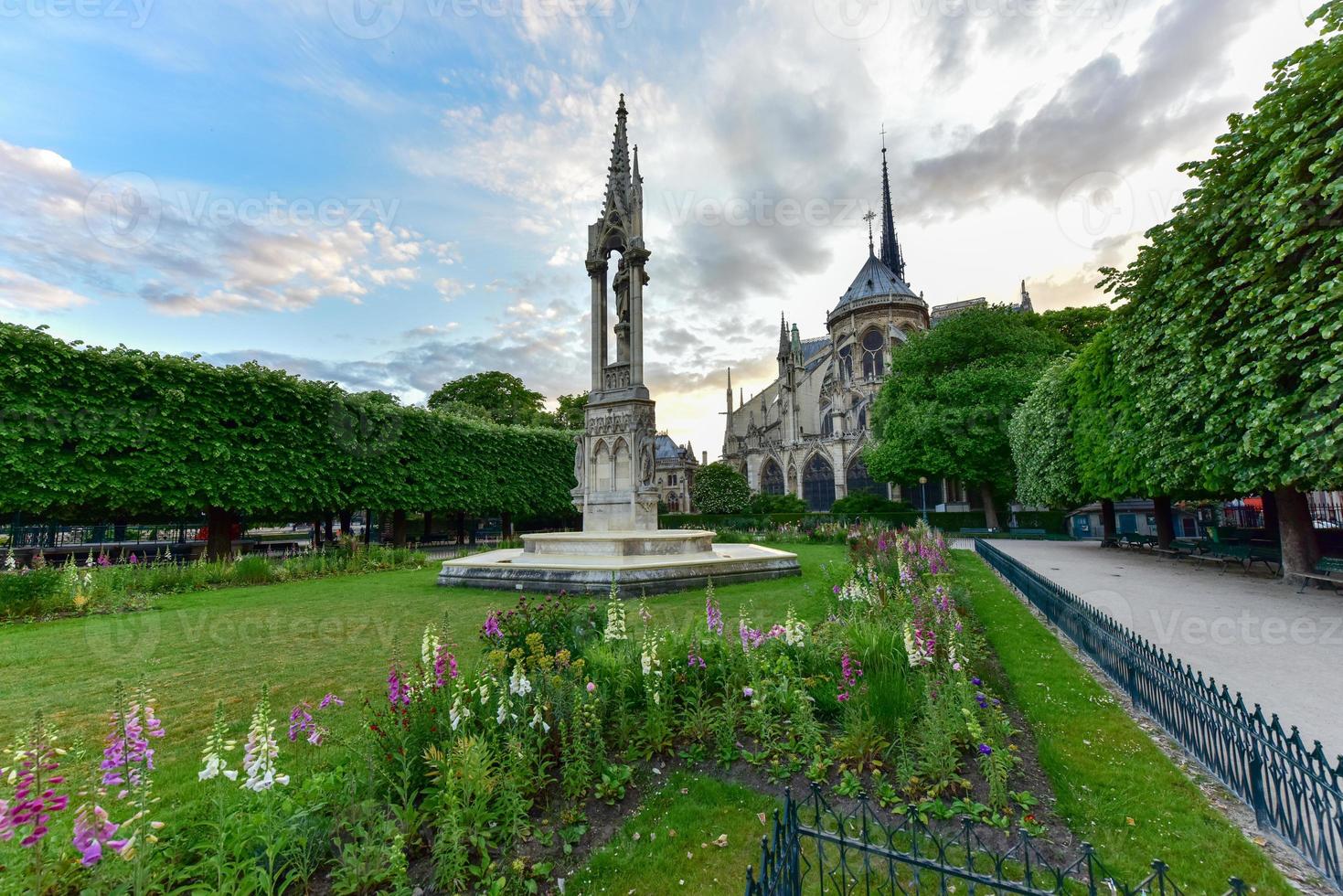 notre-dame de paris, ist eine französische gotische mittelalterliche katholische kathedrale auf der ile de la cite im vierten arrondissement von paris, frankreich. foto