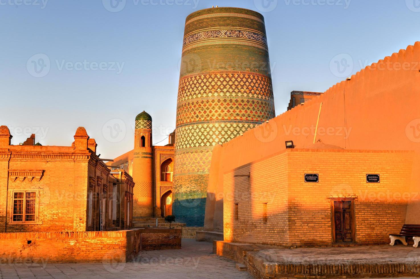 Minarett von Kalta Minor und die historische Architektur von Itchan Kala, der ummauerten Innenstadt der Stadt Chiwa, Usbekistan, die zum UNESCO-Weltkulturerbe gehört. foto