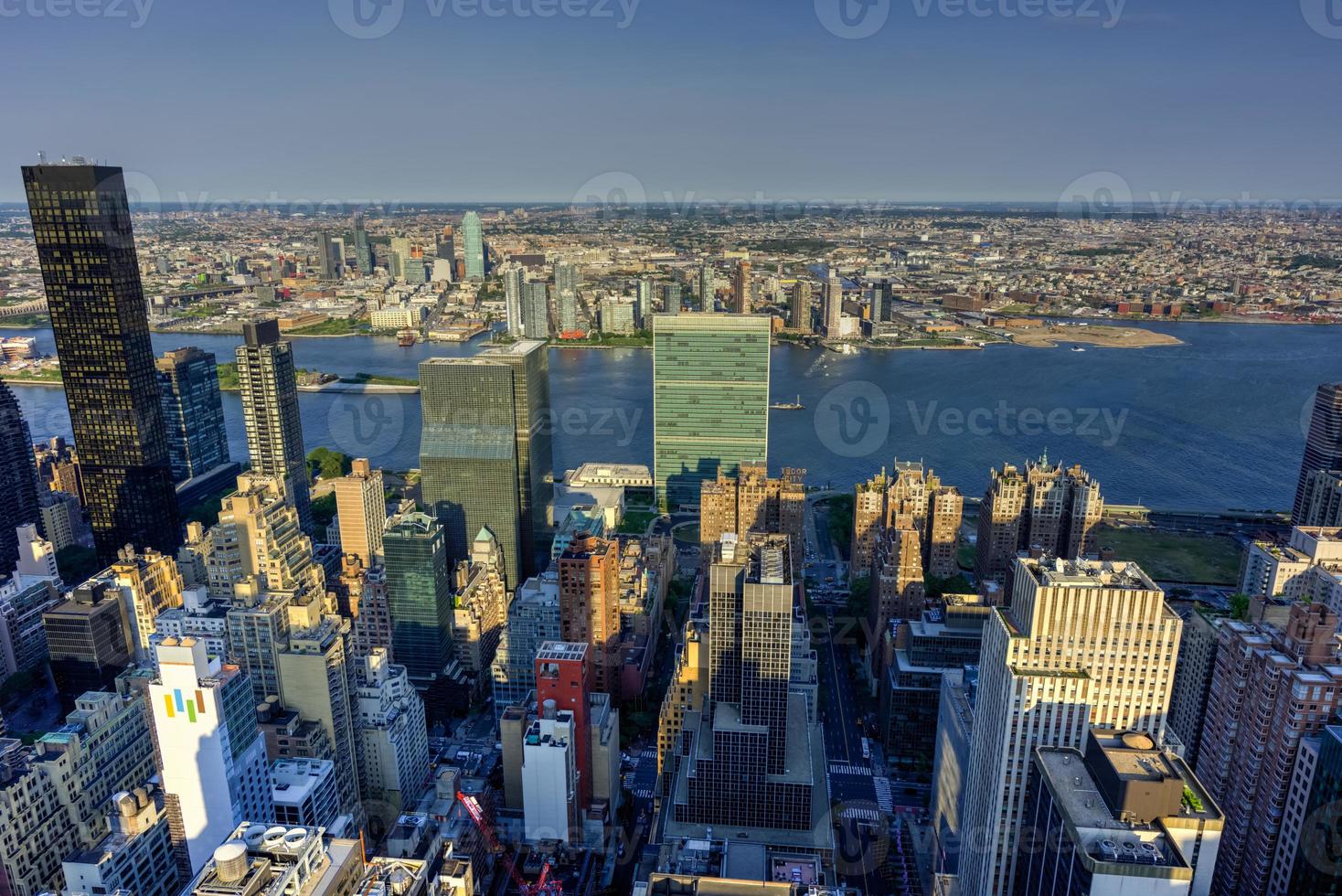 Hoch aufragende Wolkenkratzer in Midtown Manhattan in New York City. foto