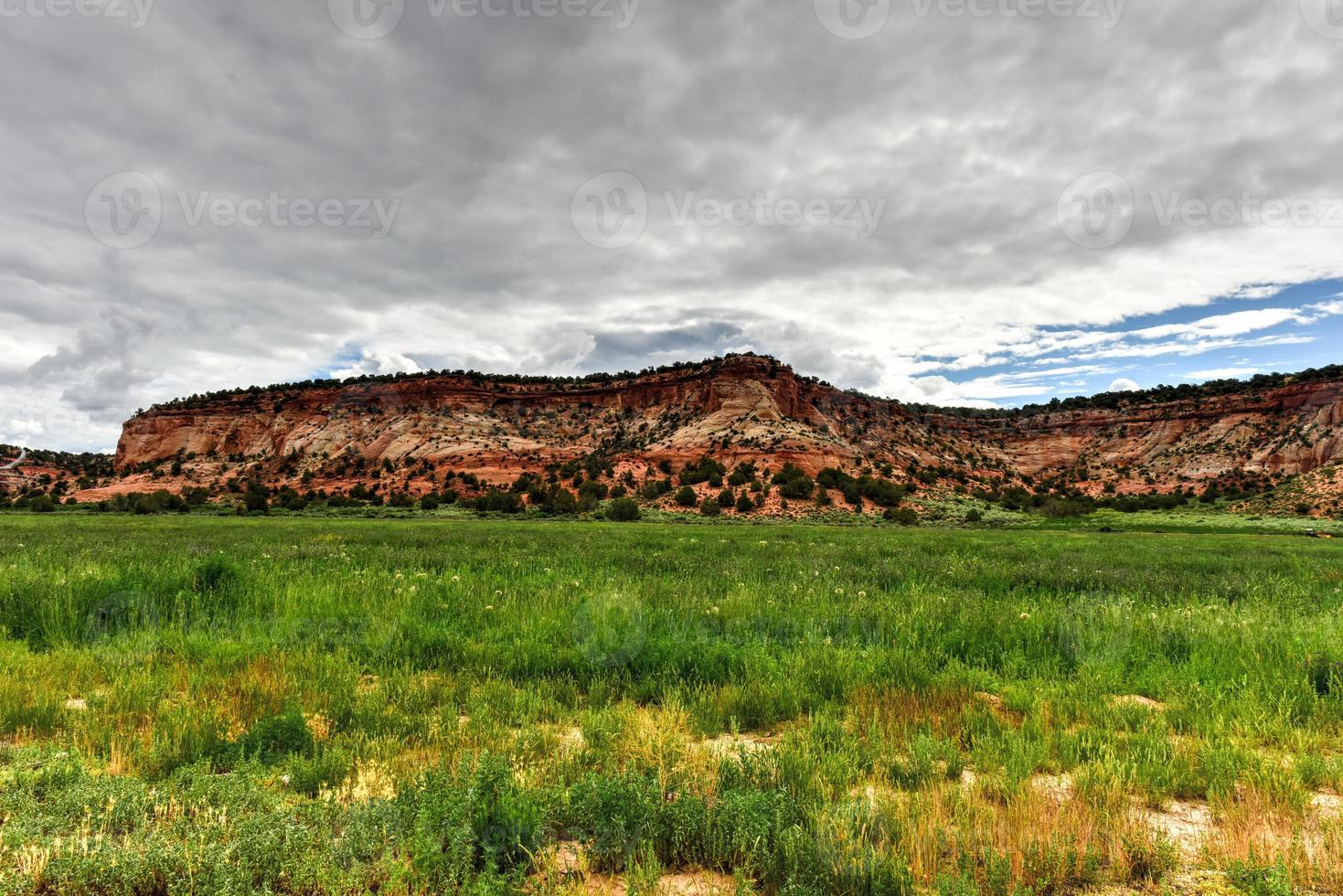 felsformationen entlang der johnson canyon road in utah, usa. foto