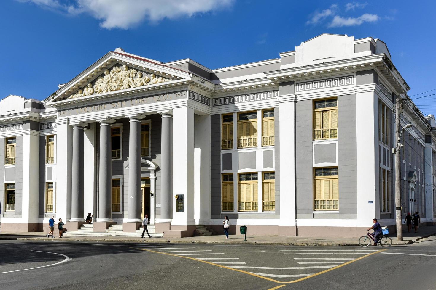 cienfuegos, kuba - 13. jan 2017 - das college of san lorenzo, ein neoklassizistisches gebäude über dem marti park auf der plaza de armas in cienfuegos, kuba. foto