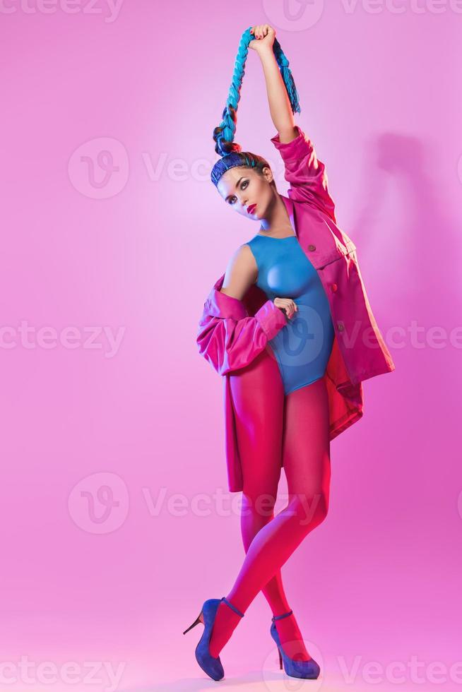 stilvolle Frau in rosa und blauer Kleidung foto