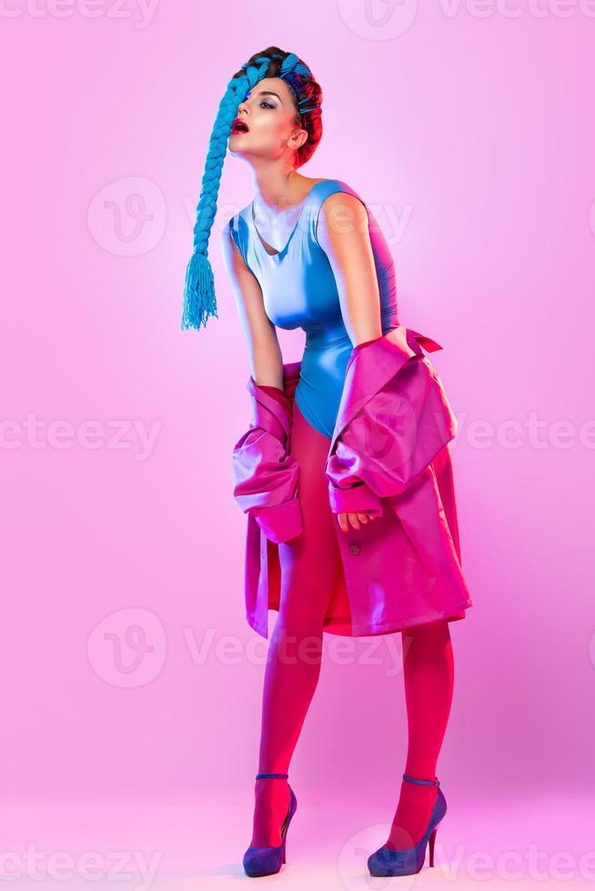 stilvolle Frau in rosa und blauer Kleidung foto