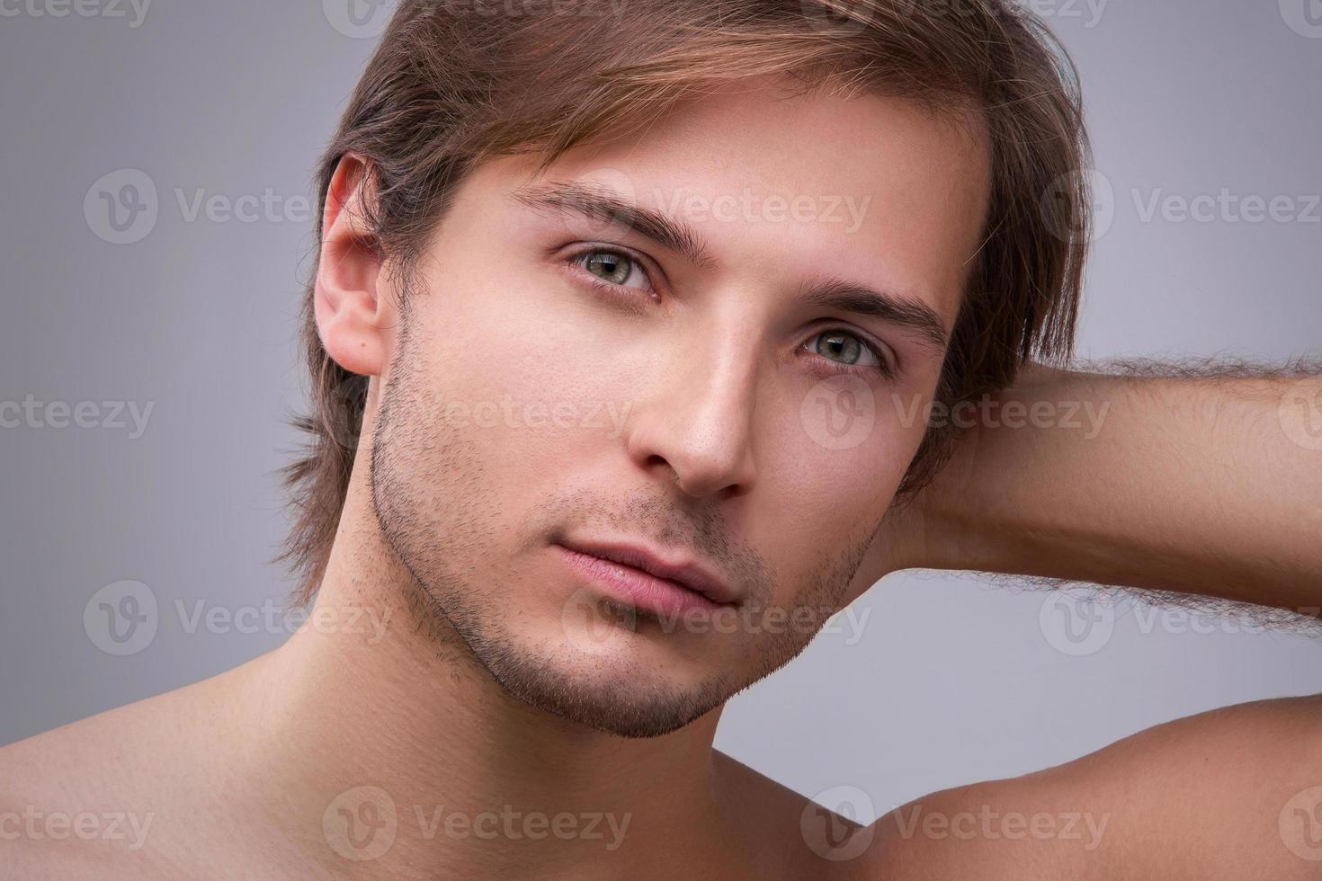 Porträt eines jungen und gutaussehenden Mannes foto
