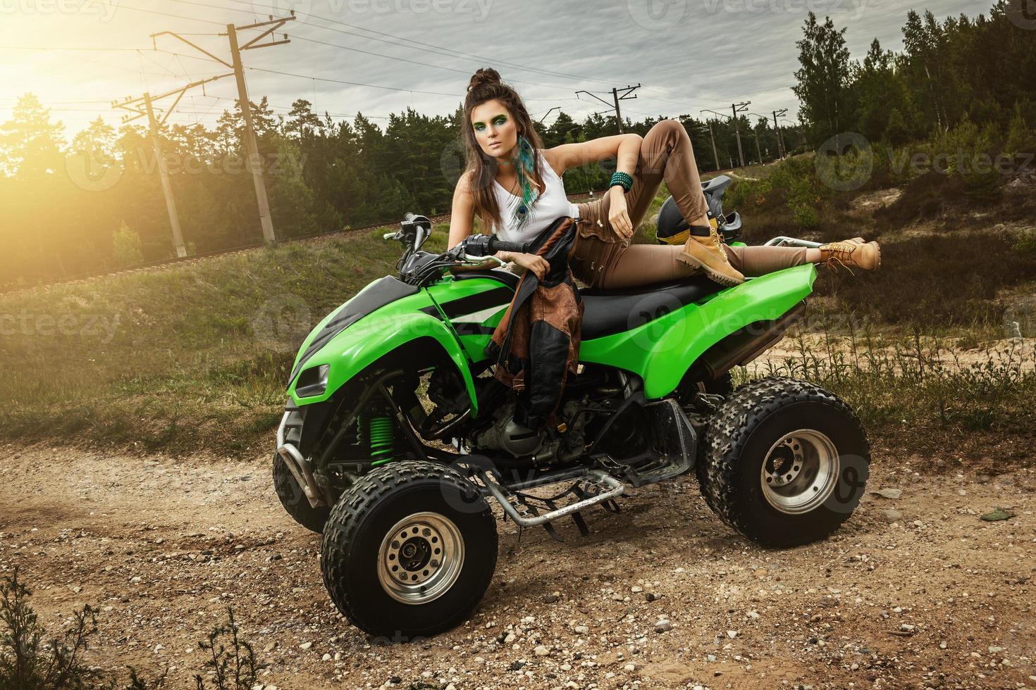 Schöne Frau und ATV im Gelände foto