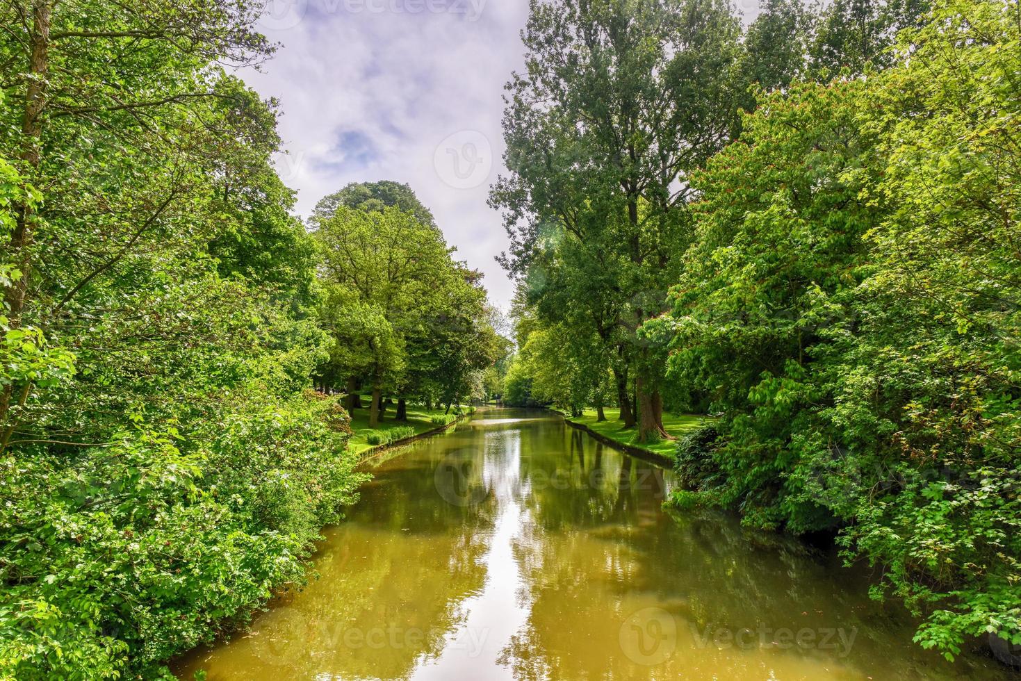 Minnewaterpark und Minnewater-See in der Altstadt von Brügge, Belgien. foto