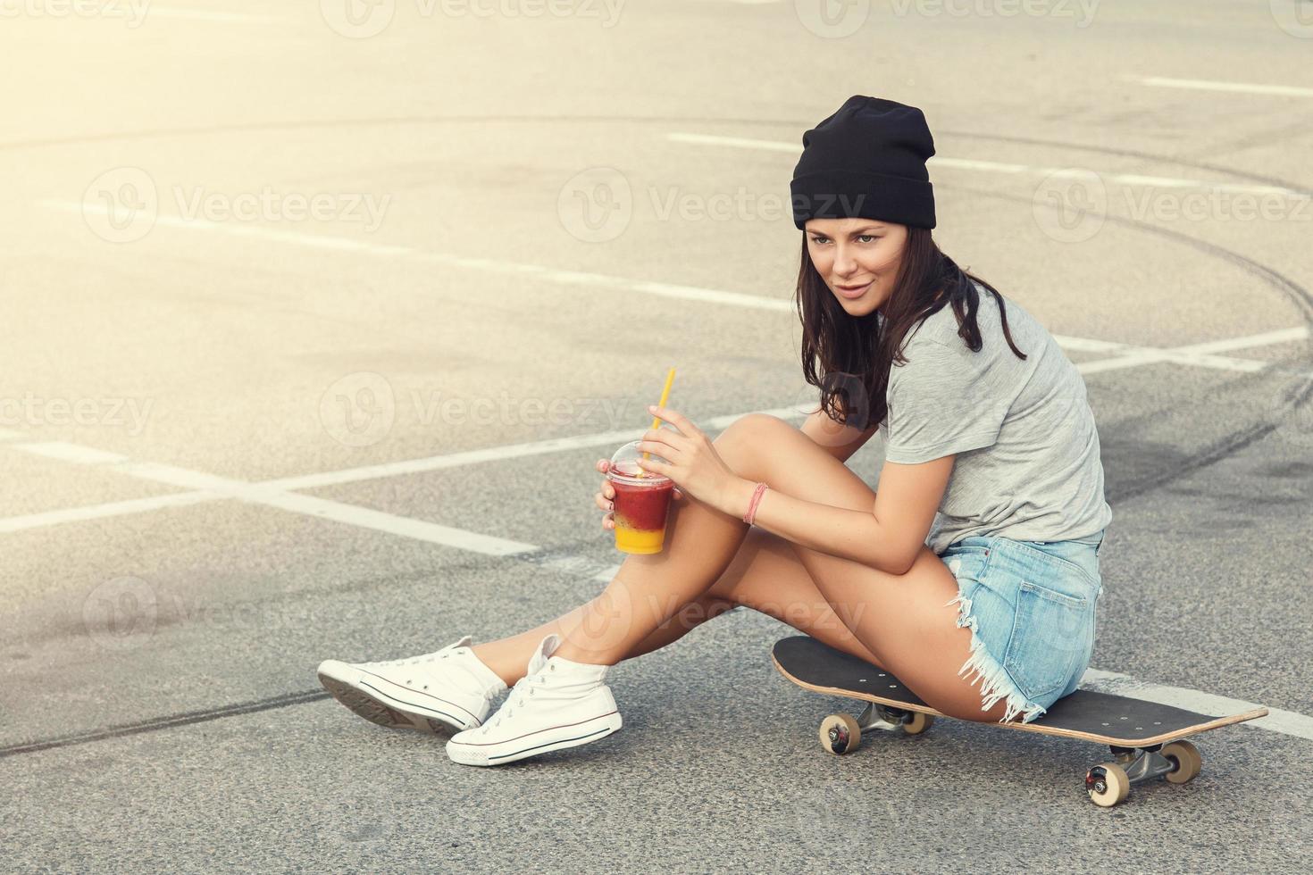 Porträt eines schönen Mädchens mit einem Skateboard foto