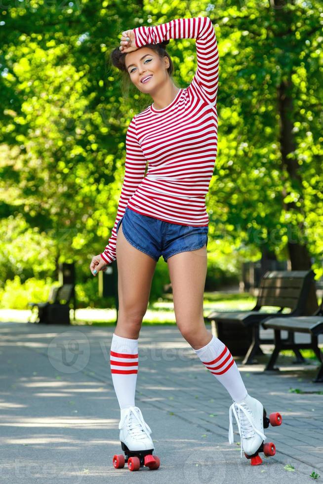 Frau auf dem Rollschuh im Park foto