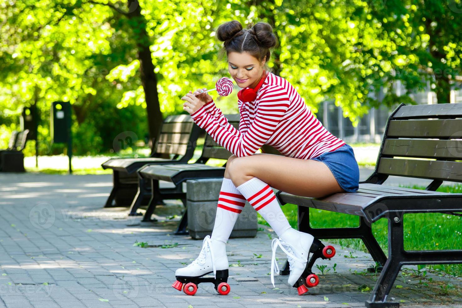 Frau auf dem Rollschuh im Park foto