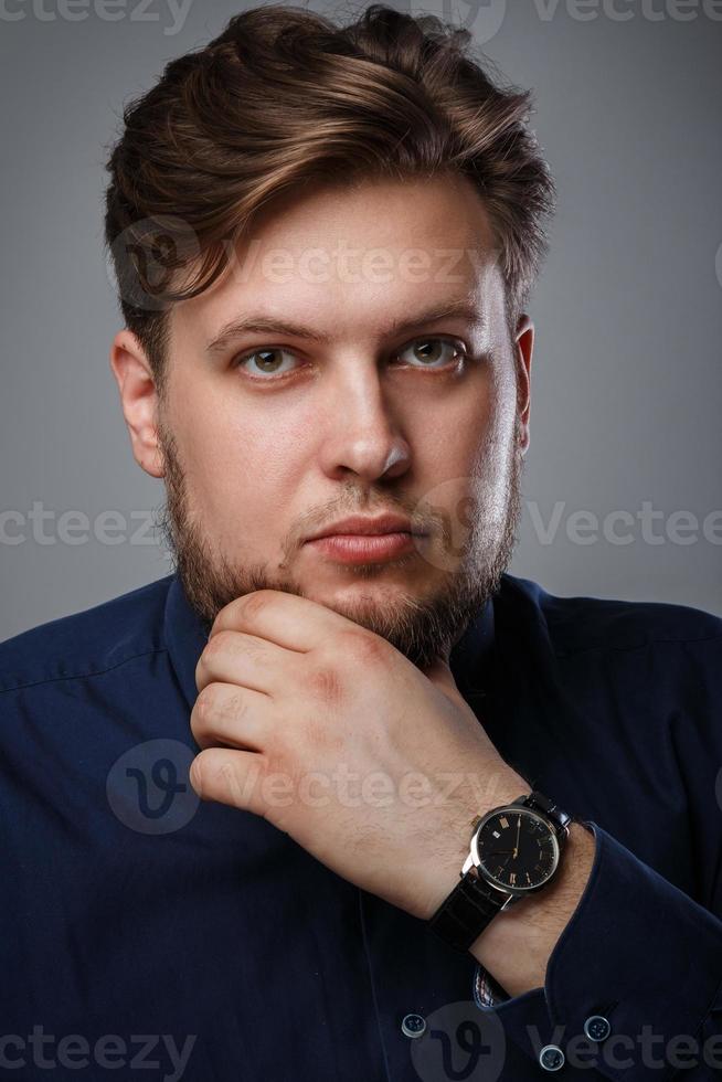 Porträt eines hübschen bärtigen Mannes, der im Studio posiert foto