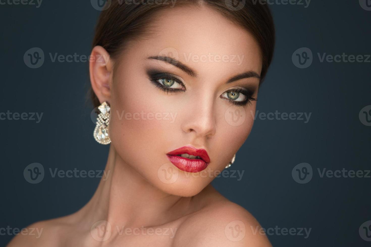 Porträt einer wunderschönen Frau mit luxuriösen Ohrringen foto