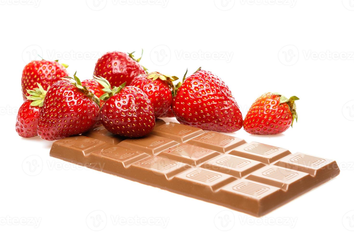 Erdbeeren und Milchschokolade auf weißem Hintergrund foto